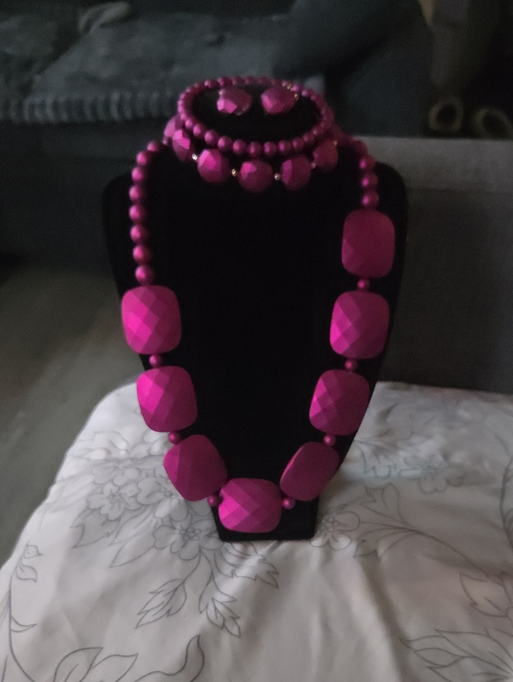 Source Unknown Hot Pink Chunky Bead Necklace and Bracelet Set Matching Earrings